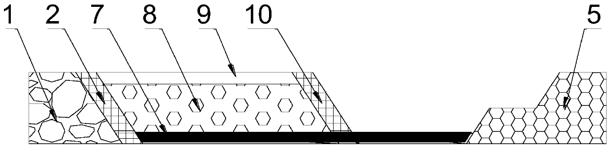 Inner dump type strip mine pit bottom reservoir segmented construction method
