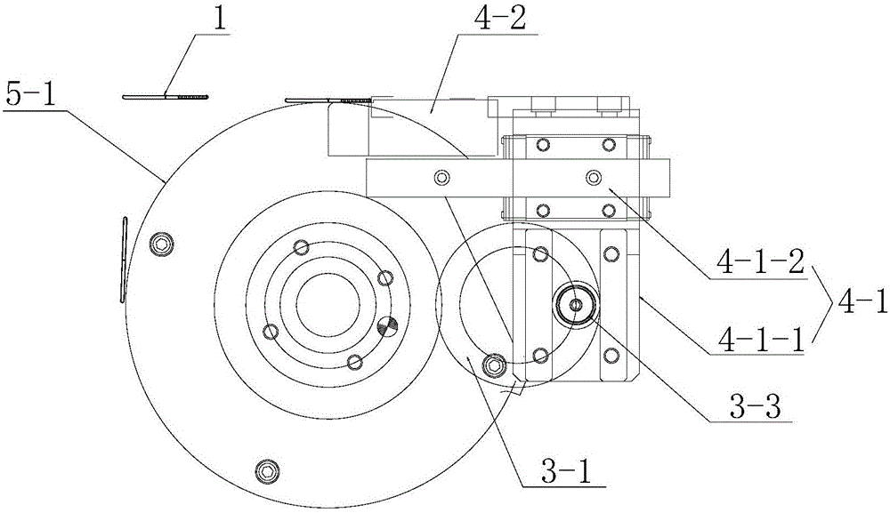 Flat tube discharging mechanism