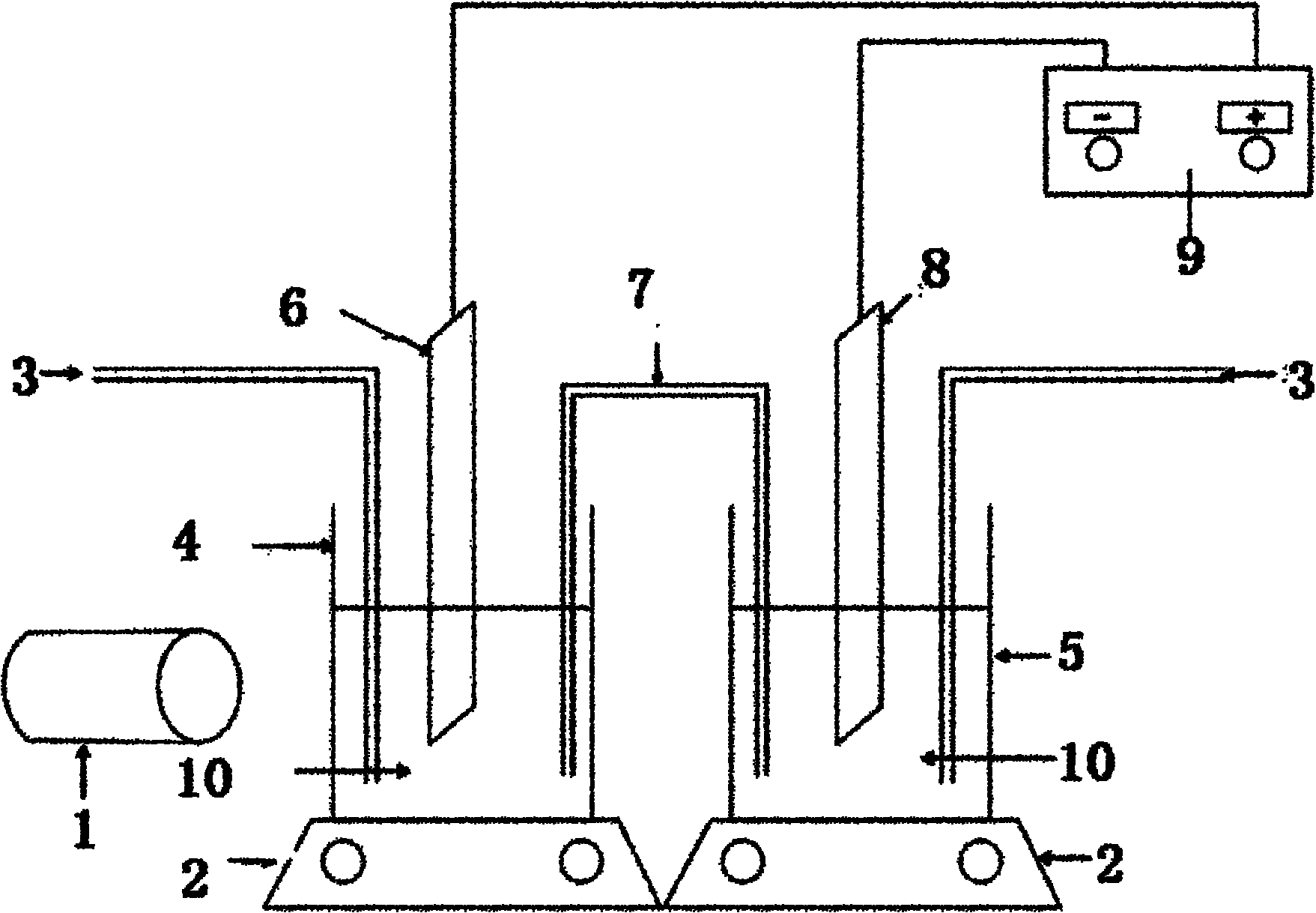 Method and device for removing organic matters from water by using double-pool double-effect visible light in response to photo-electro-Fenton reaction