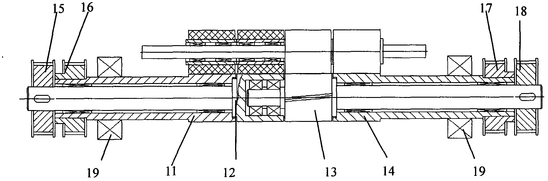 Method and device for drawing segmented colored cotton or segmented wool with equal linear density