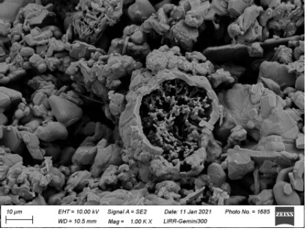 Preparation method of calcium hexaluminate-magnesium aluminate spinel multiphase material with spherical shell-sponge structure