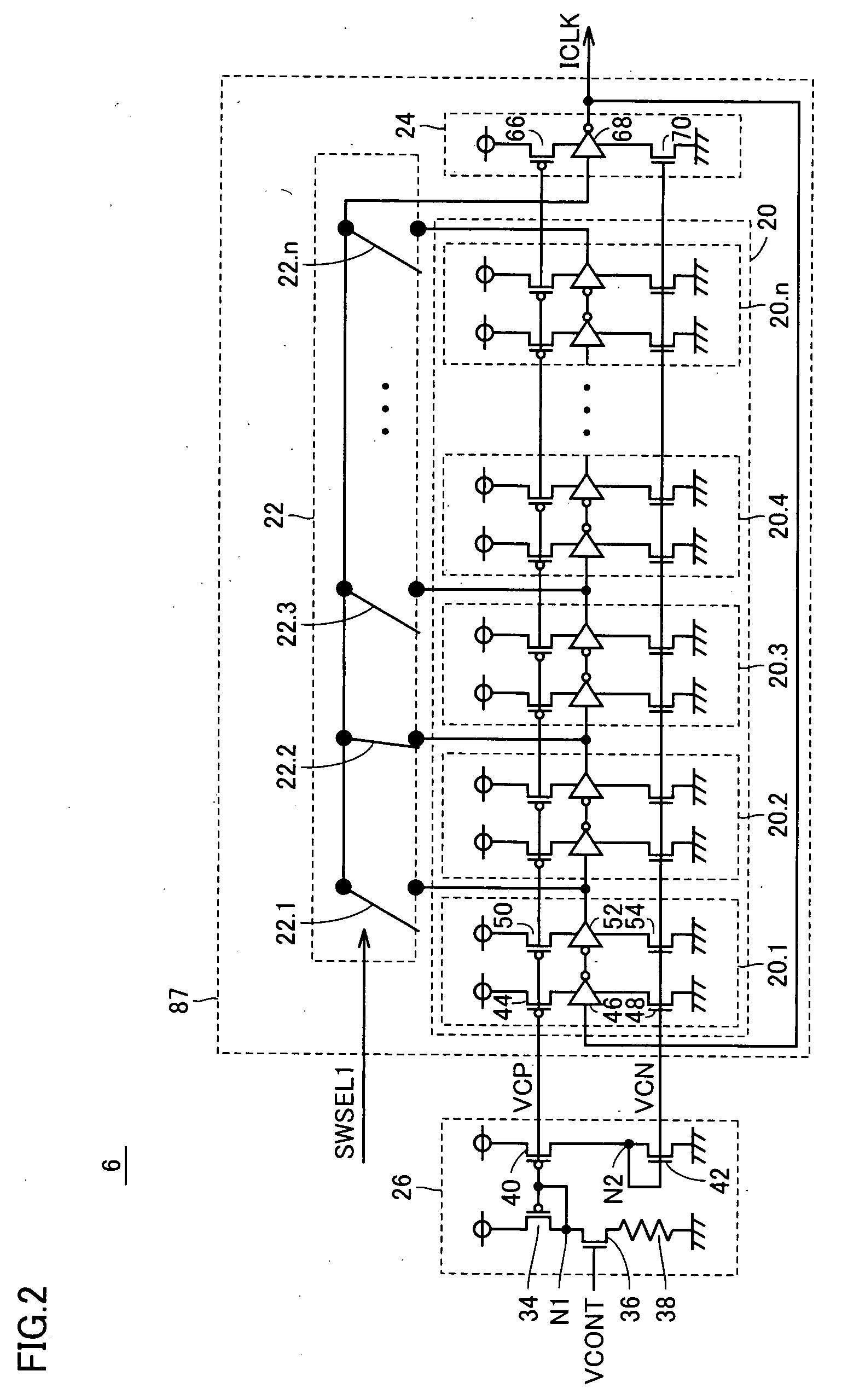 Synchronous clock generation circuit capable of ensuring wide lock-in range and attaining lower jitter