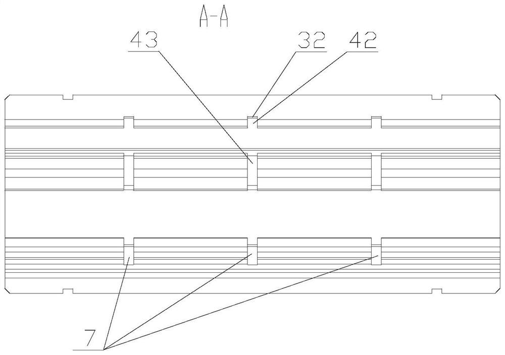 Chip removal type linear sliding bearing and precision casting method and machine casting method thereof