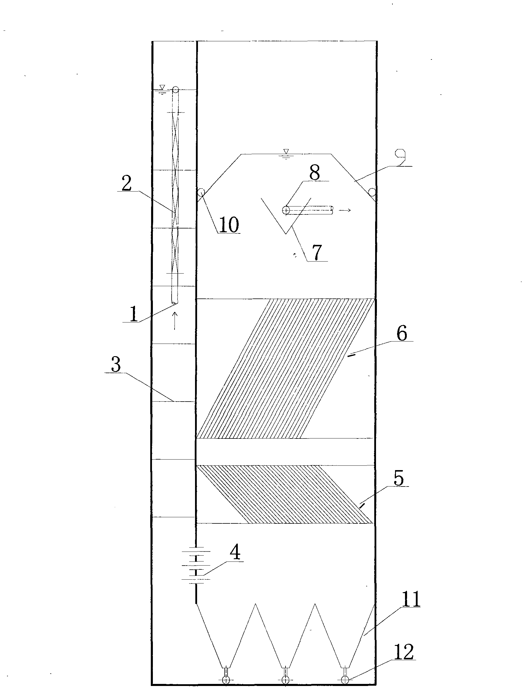 Integrated coagulation-synergism inclined plate oil-removing device
