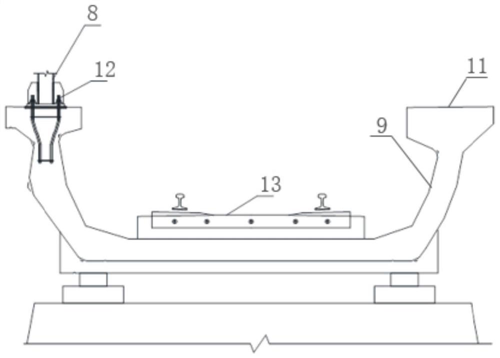 Trackside equipment mounting structure suitable for U-shaped beam