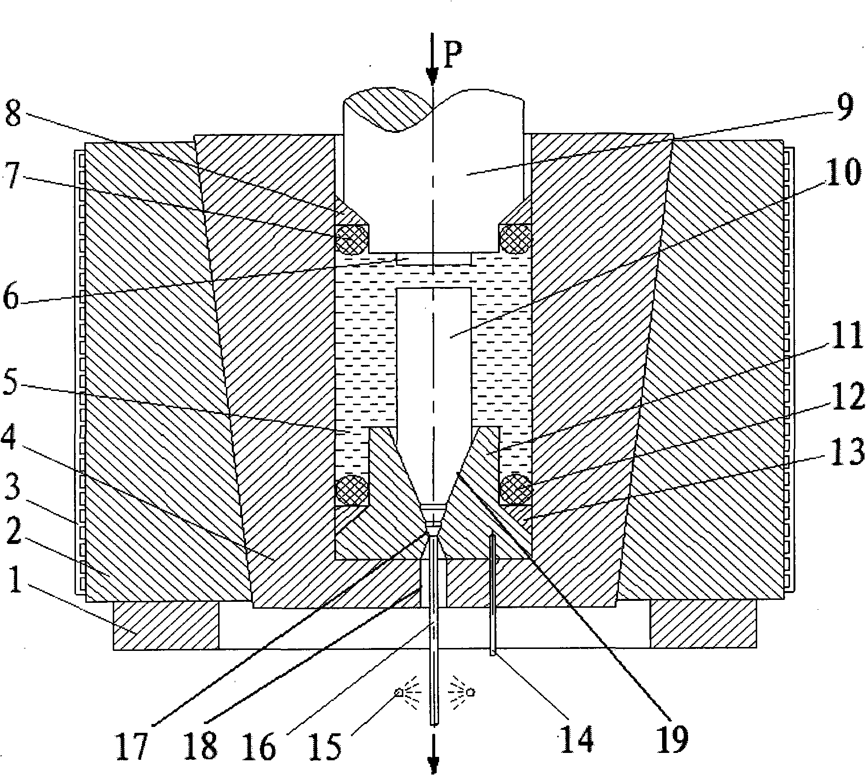 Wire hydrostatic extrusion device and method for extruding superfine grain wire using the device