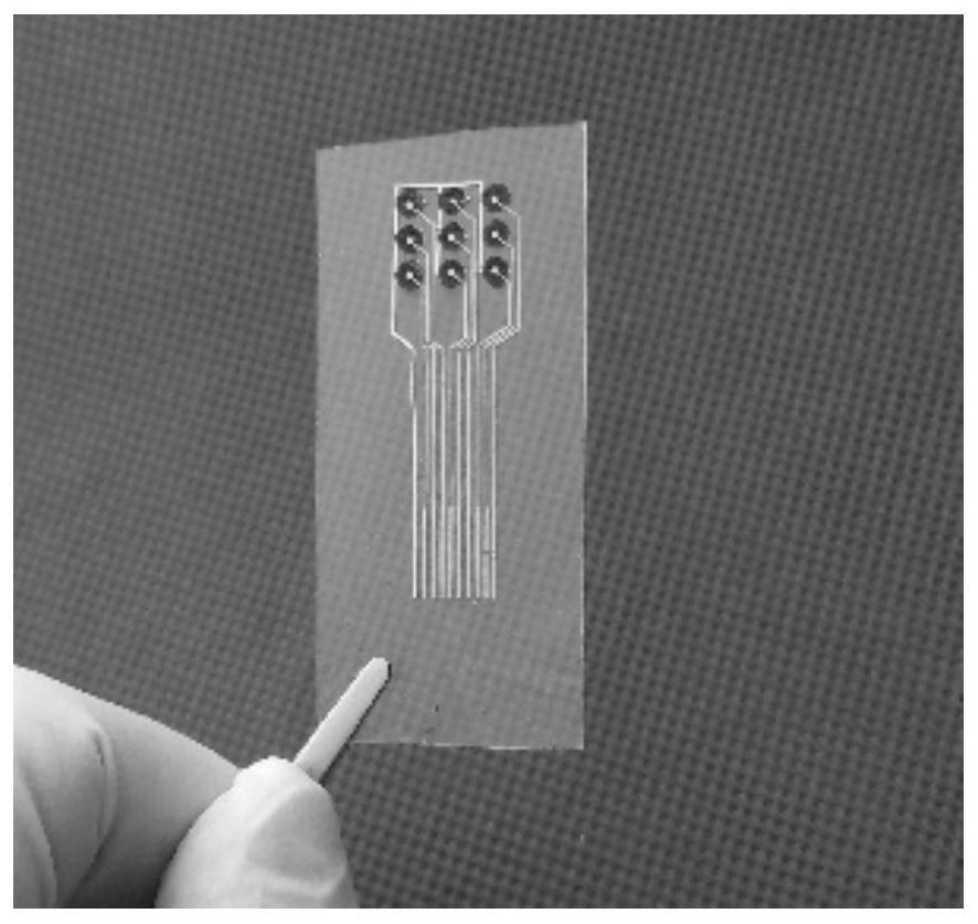 A flexible integrated array pressure sensor and preparation method thereof