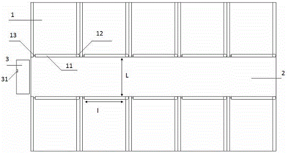 A stable door capable of being opened bidirectionally both inwards and outwards