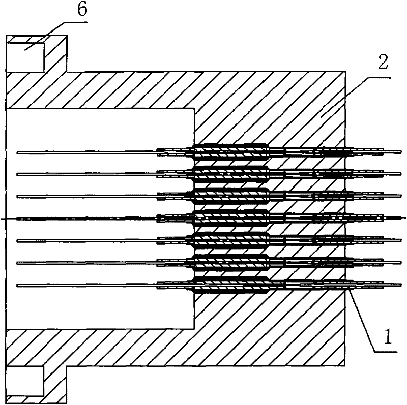 Direct-pass type optical fiber sealing device and method for manufacturing same