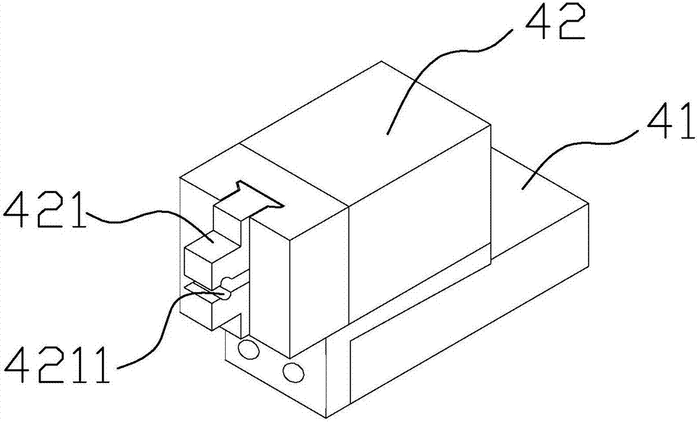 Pin shaft pulling device and operation method thereof