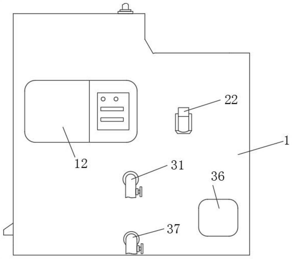 An automatic turning-type deli meat batch processing sauce uniform spreading device