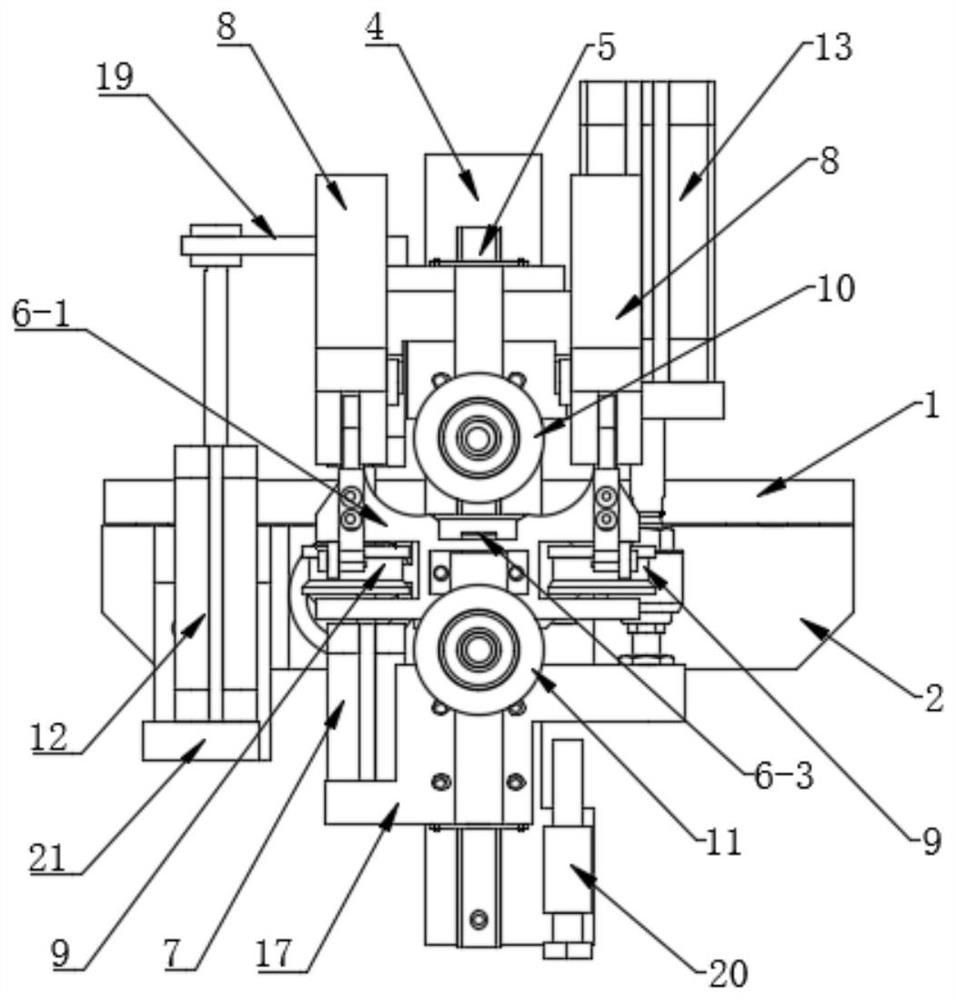 Automatic clamping strip mounting device and mounting method thereof