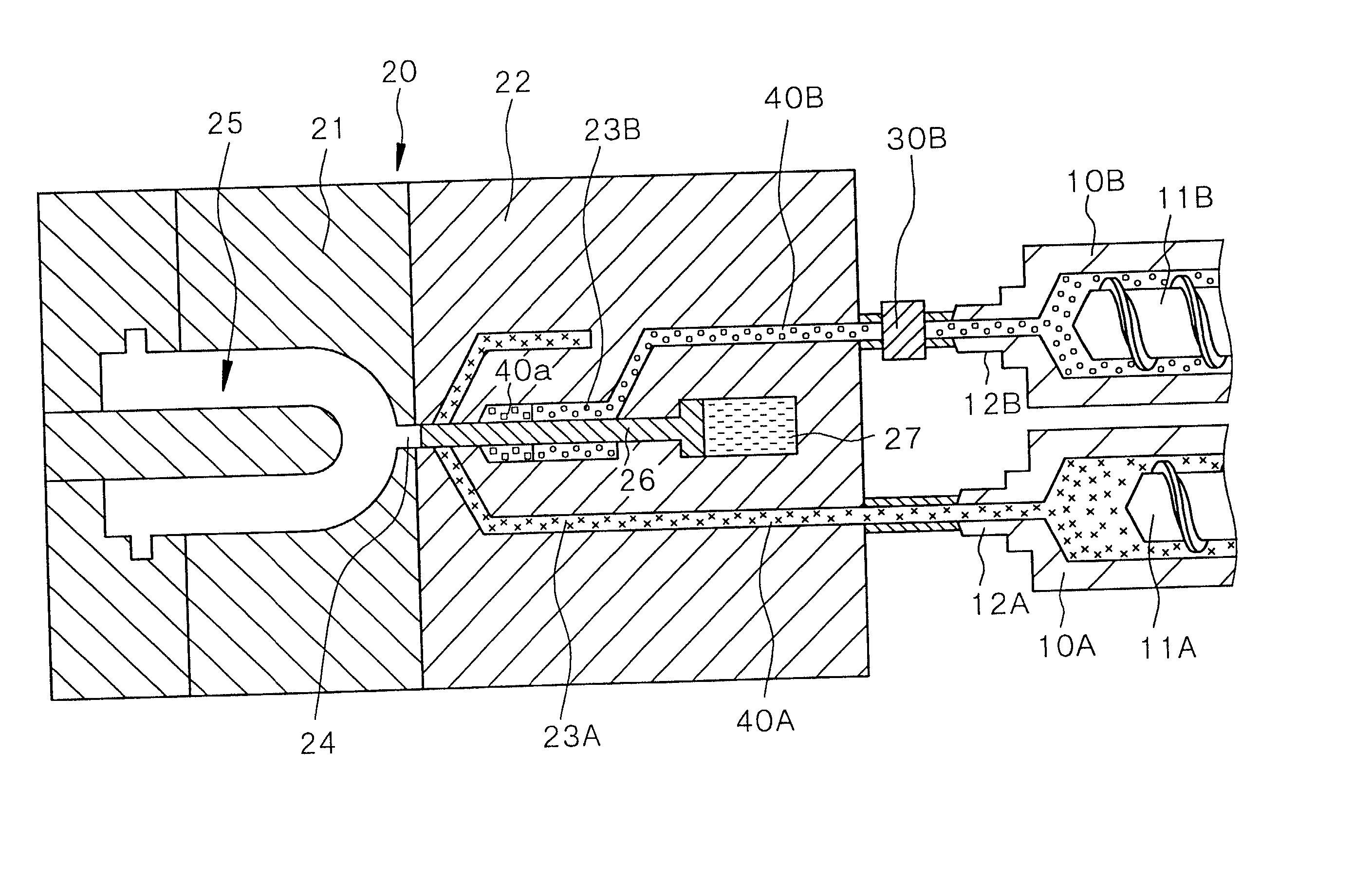 Injection molding apparatus for molding multi-layered article and method of injection-molding multi-layered article