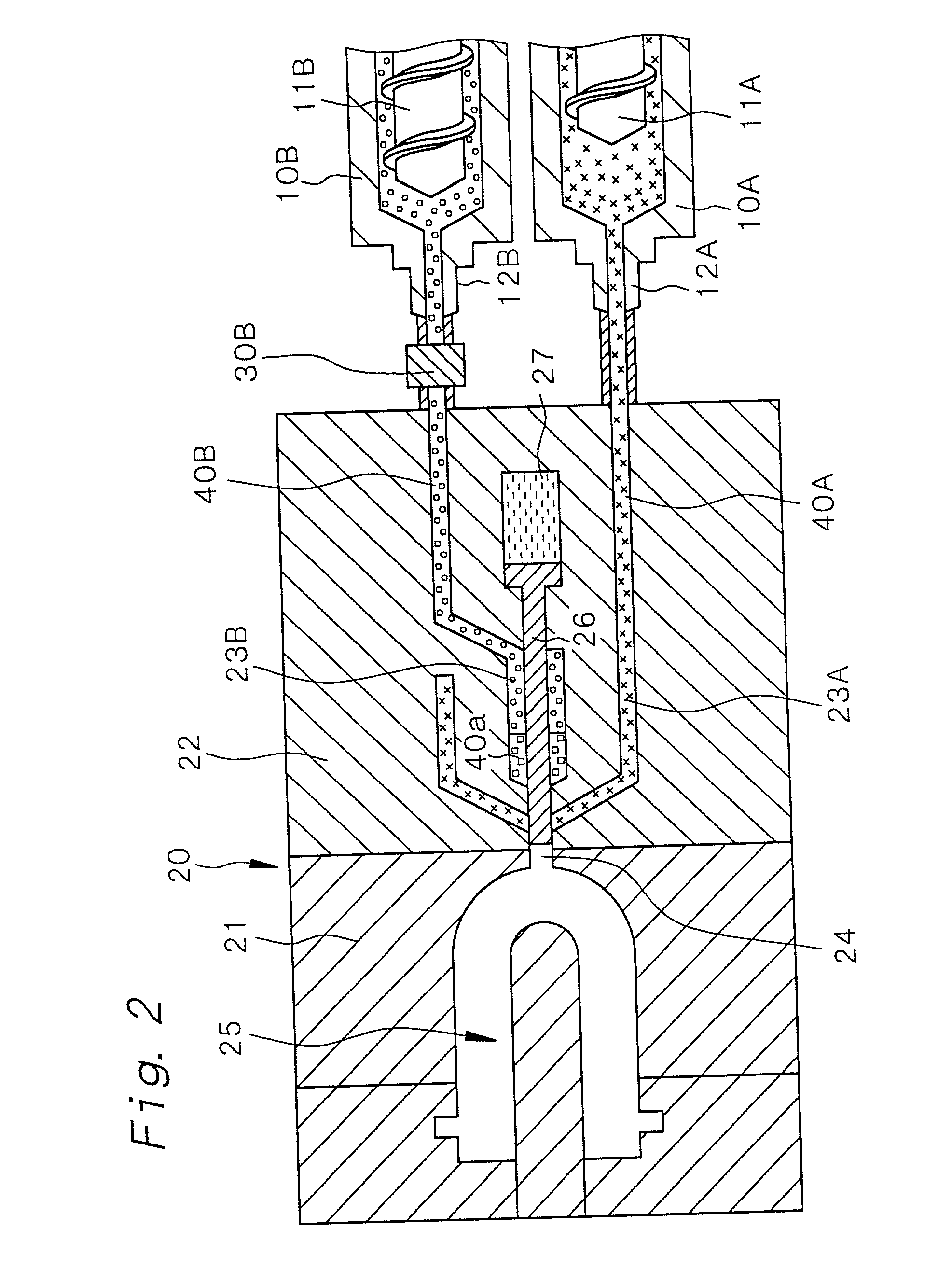 Injection molding apparatus for molding multi-layered article and method of injection-molding multi-layered article
