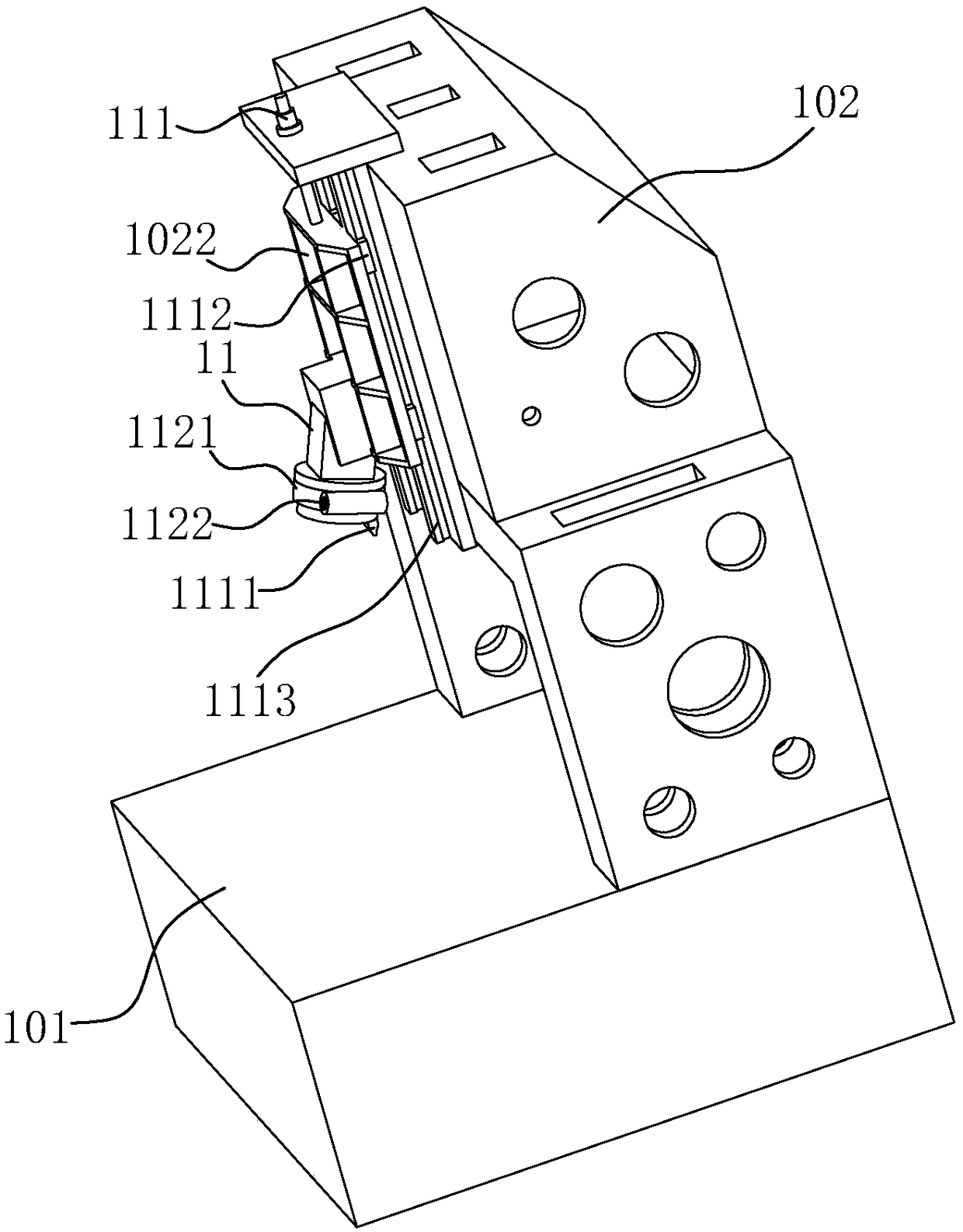 Comb slot machine tool and comb slot cutter displacement control method thereof