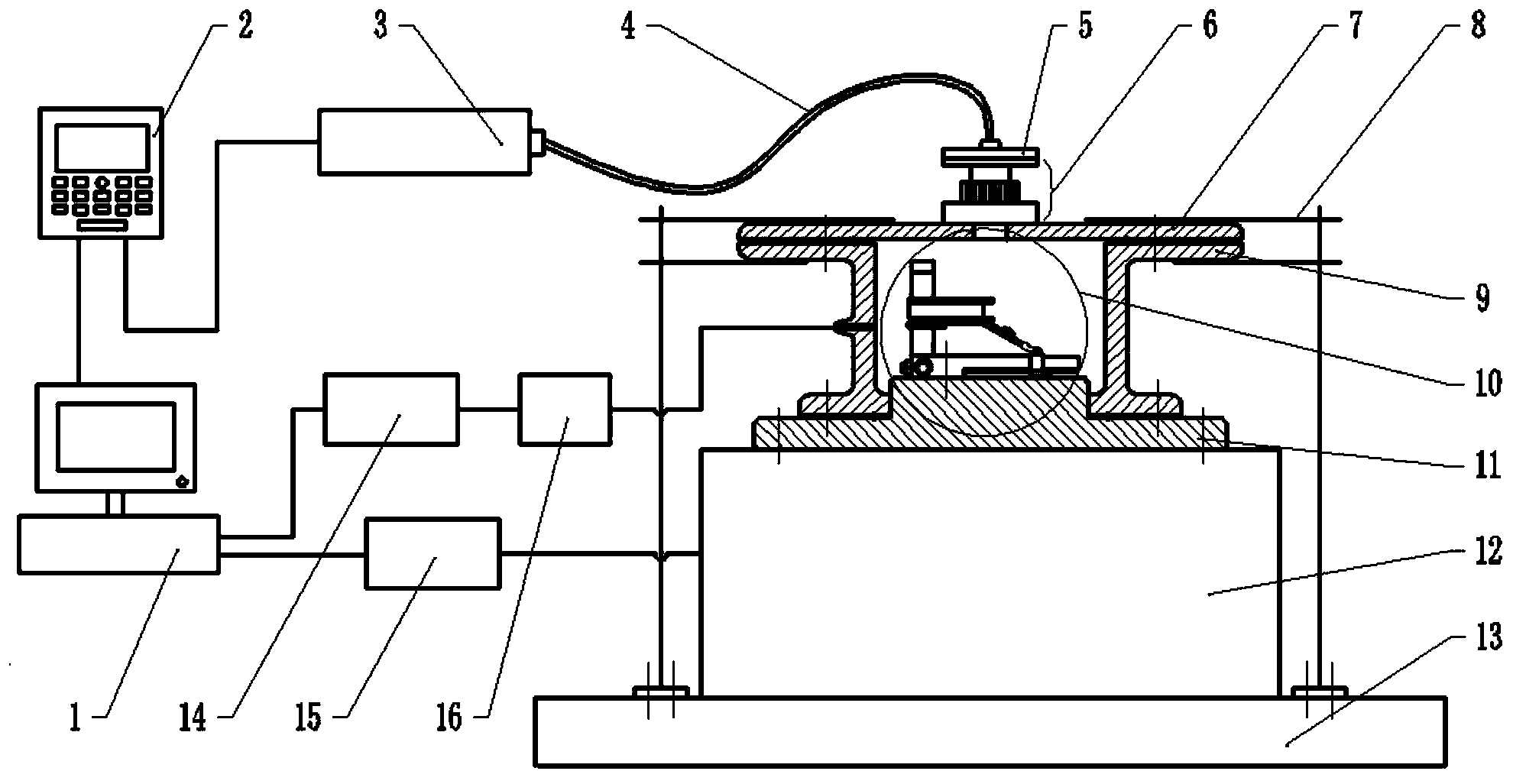 Laser shock welding device with shock angle continuously adjustable under vacuum environment