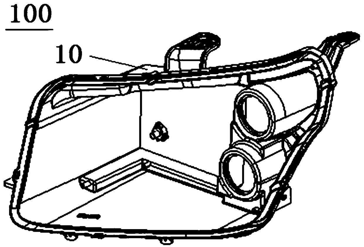 Lamp with special anti-fog structure and vehicle with lamp