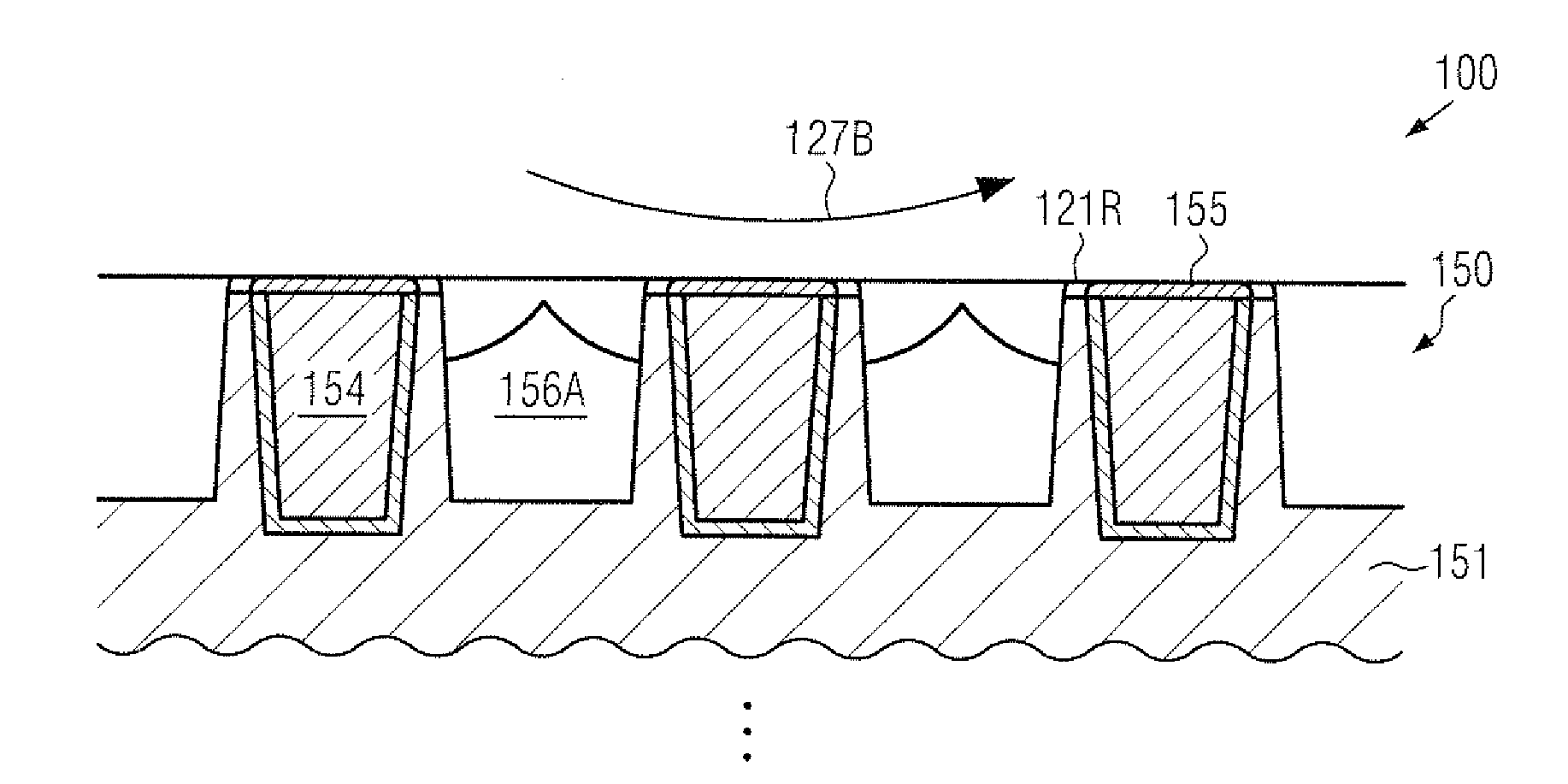 Microstructure device including a metallization structure with self-aligned air gaps between closely spaced metal lines