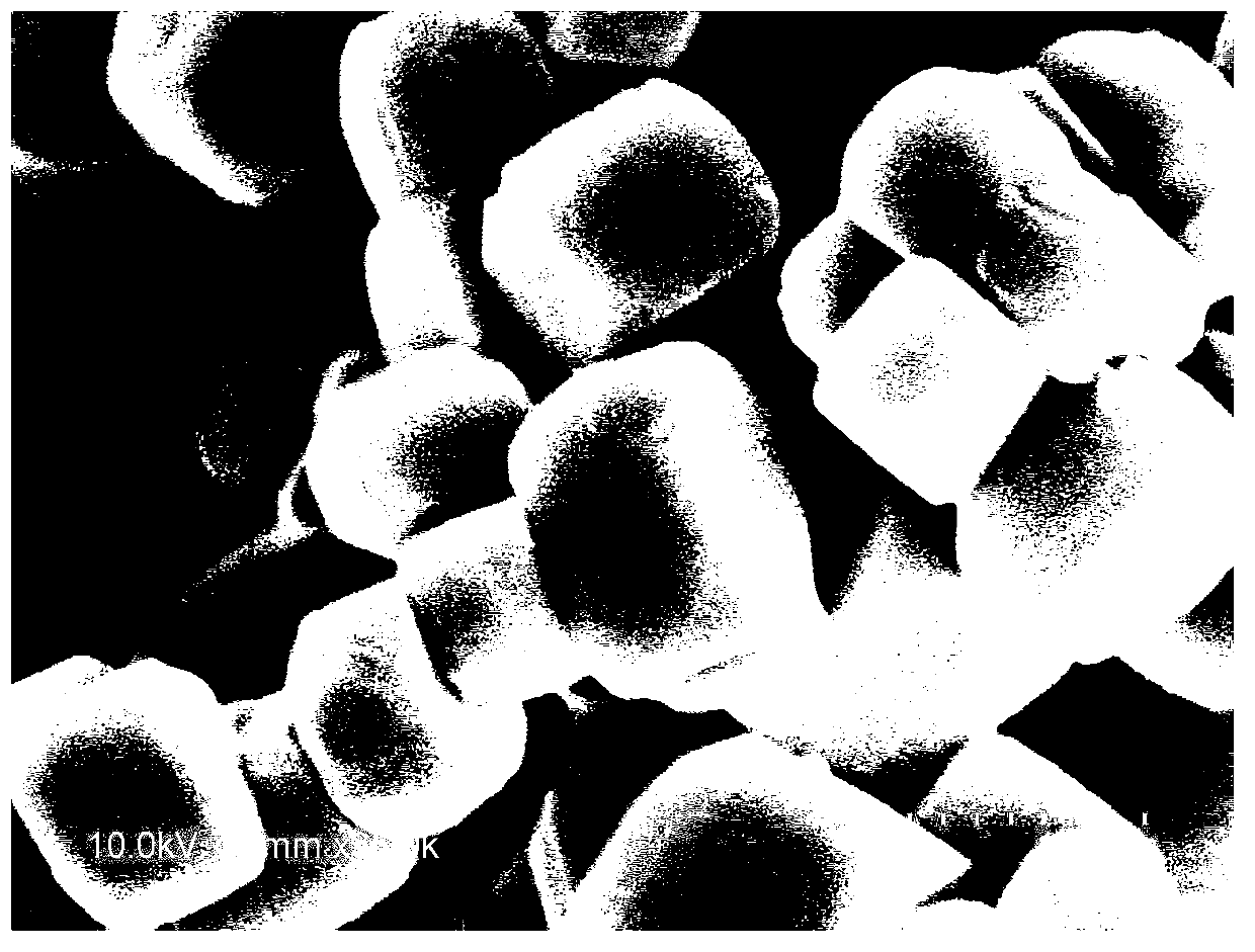 Method for preparing rhombohedron single-crystal bismuth ferrite powder by fused salt