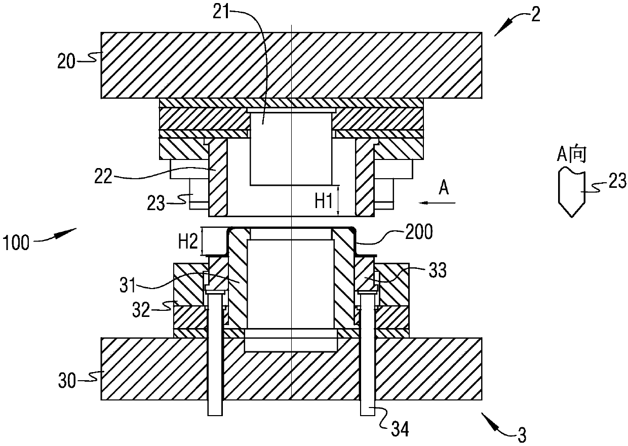 Die for sleeve punching forming and using method of die