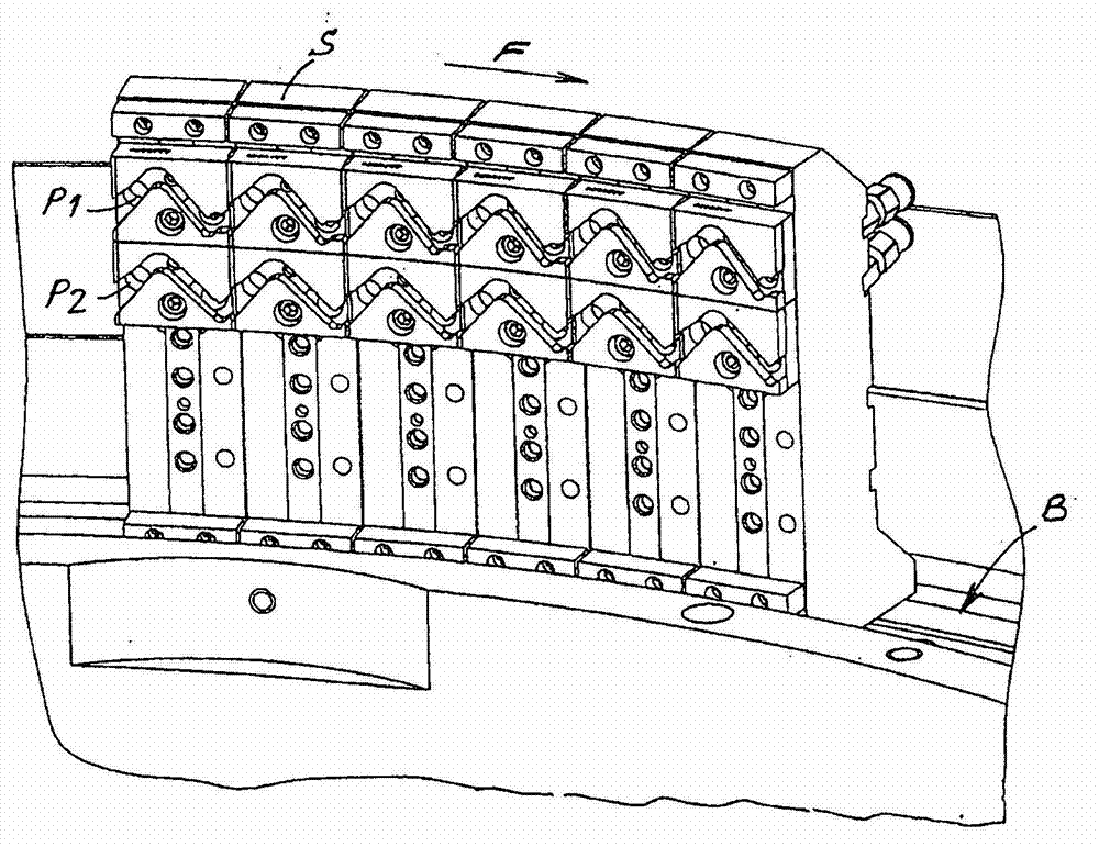Knitting machine with mutually differentiated control channels for the needles