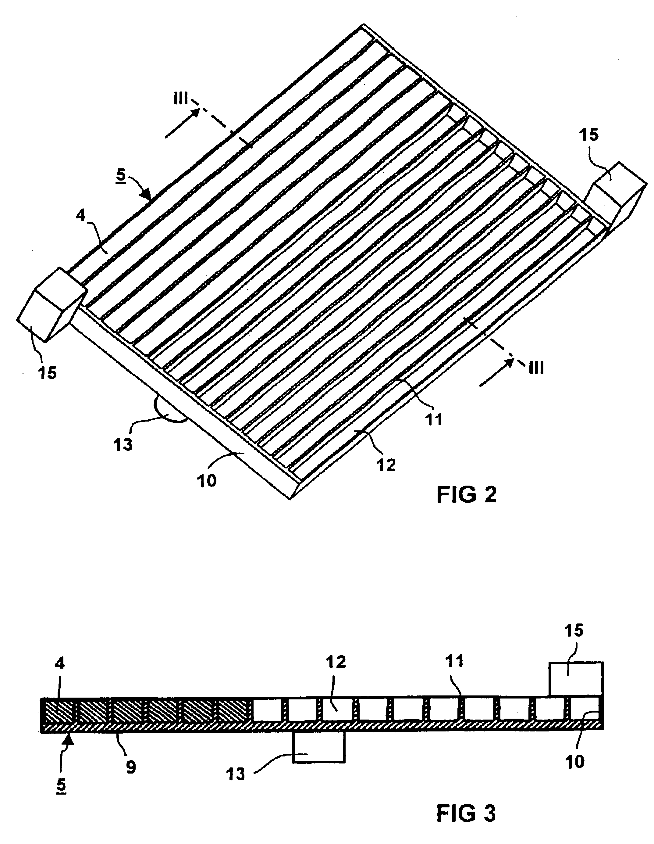 Radiation detector having a unitary reflector part composed of plastic containing an optically reflective filler