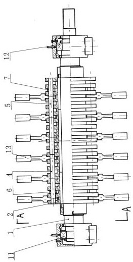 Bidirectional reversible fine crusher capable of conveniently adjusting particle size of crushed materials