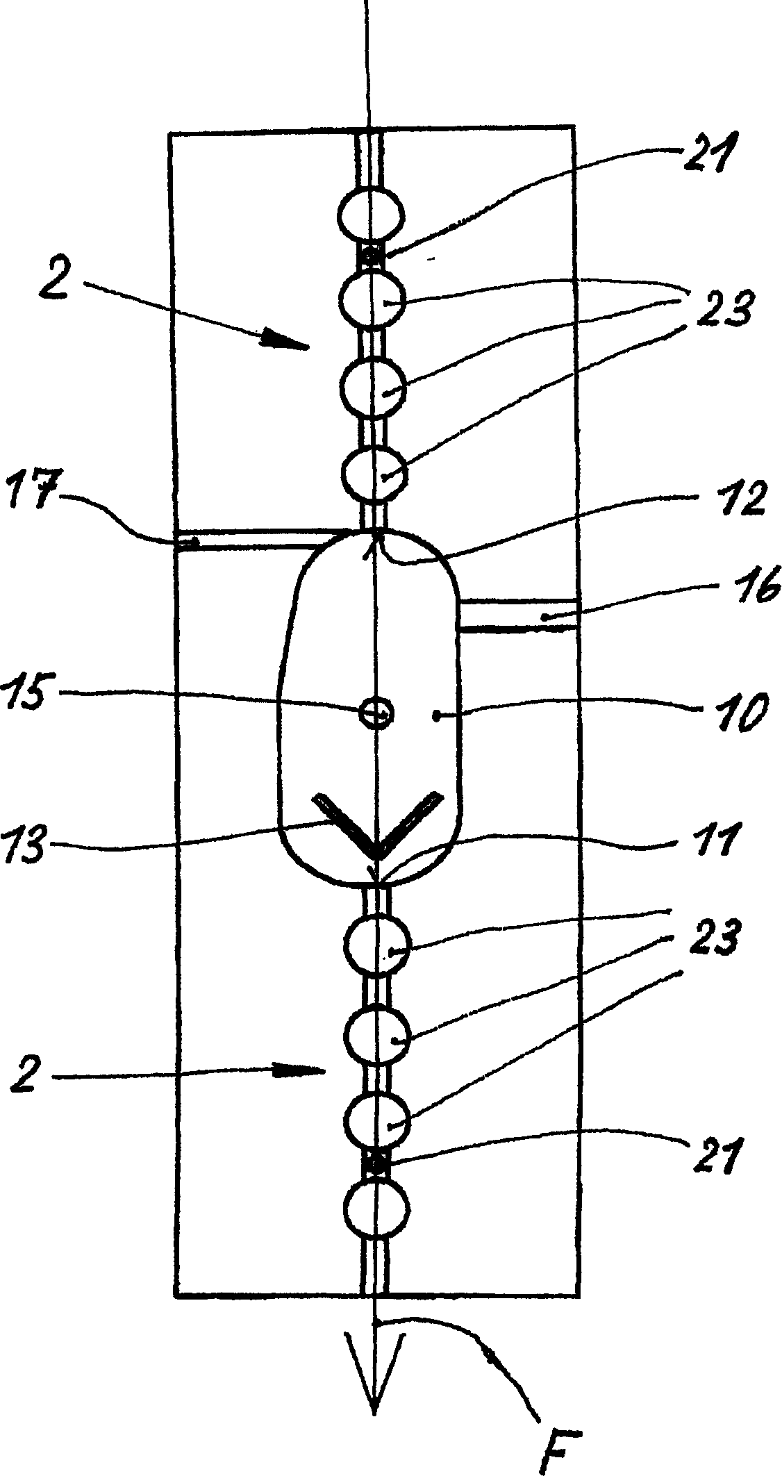 Method and device for continuously treating synthetic fibers in heat exchange chamber