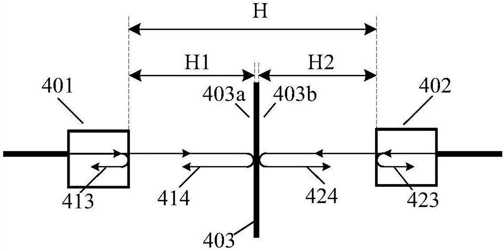 Common-optical path self-calibrating thin film thickness measuring device and measuring method