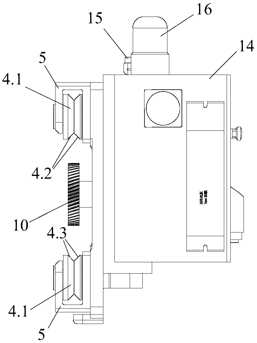 Vertical type travelling mechanism for section bar traction