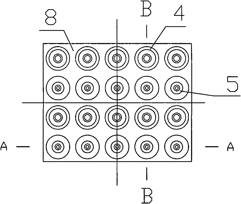 Integrated self-reinforced and compact type one-time surface heat exchanging plate and flow channel structure formed by same