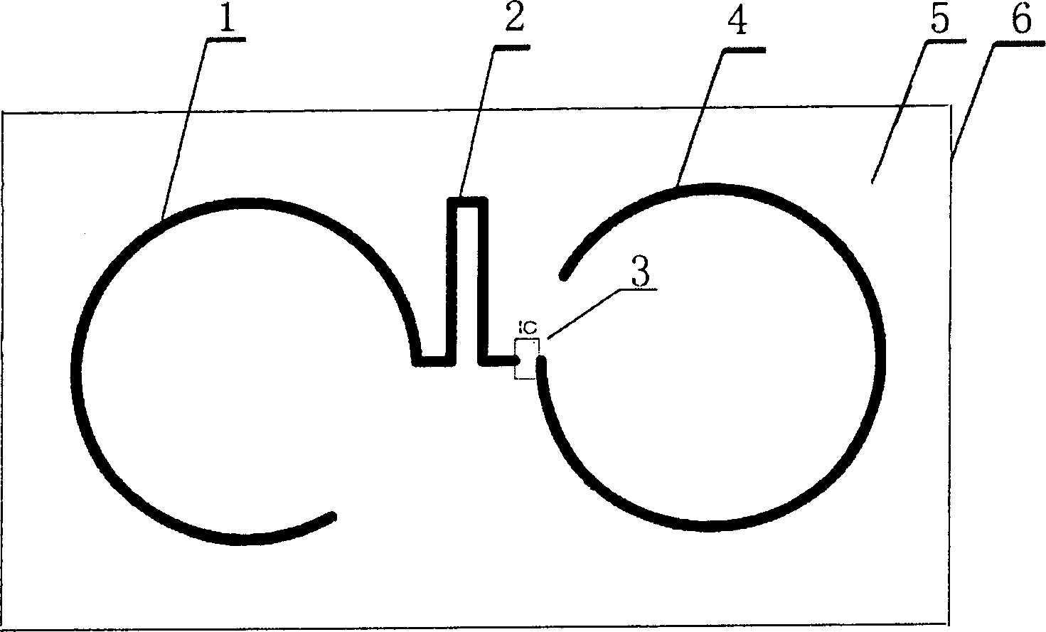 Passive double-ring identifying card for circularly polarized linear antenna