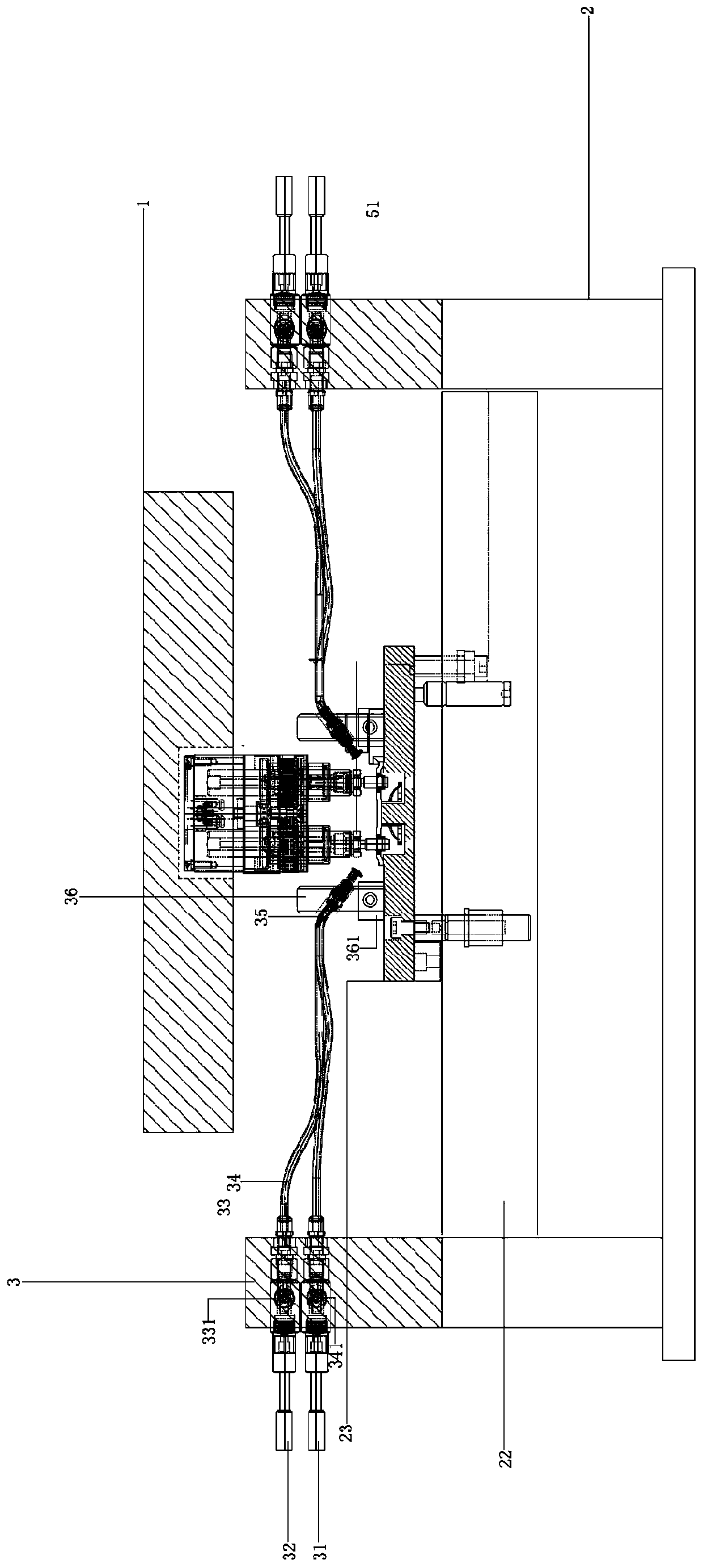Stamping die with adaptive cooling mechanism and cooling method