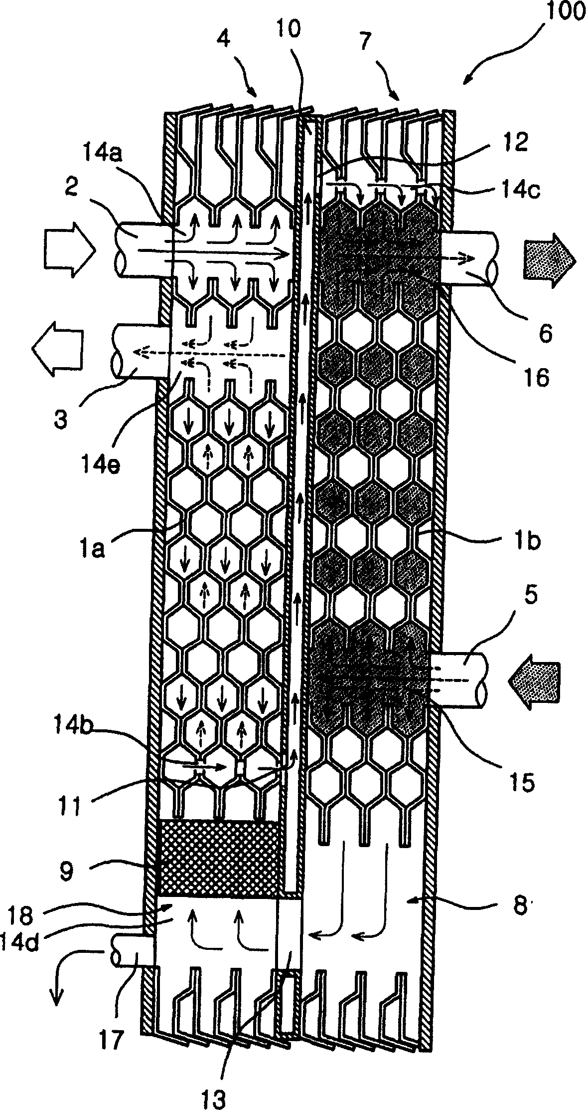 Plate heat exchanger with condensed fluid separating functions and its manufacturing method