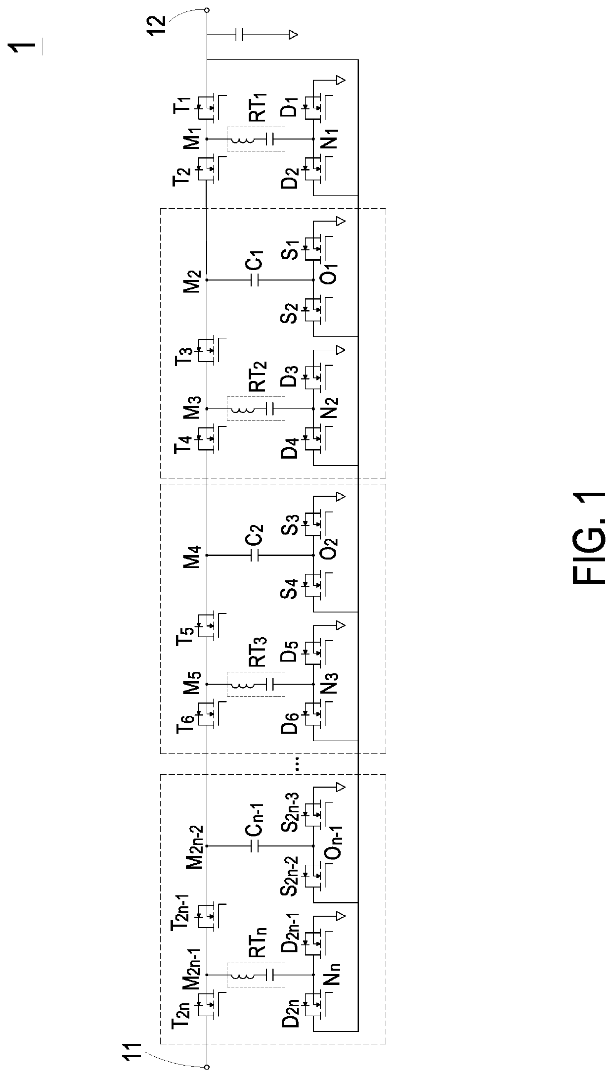Switched-tank DC transformer and voltage ratio switching method thereof