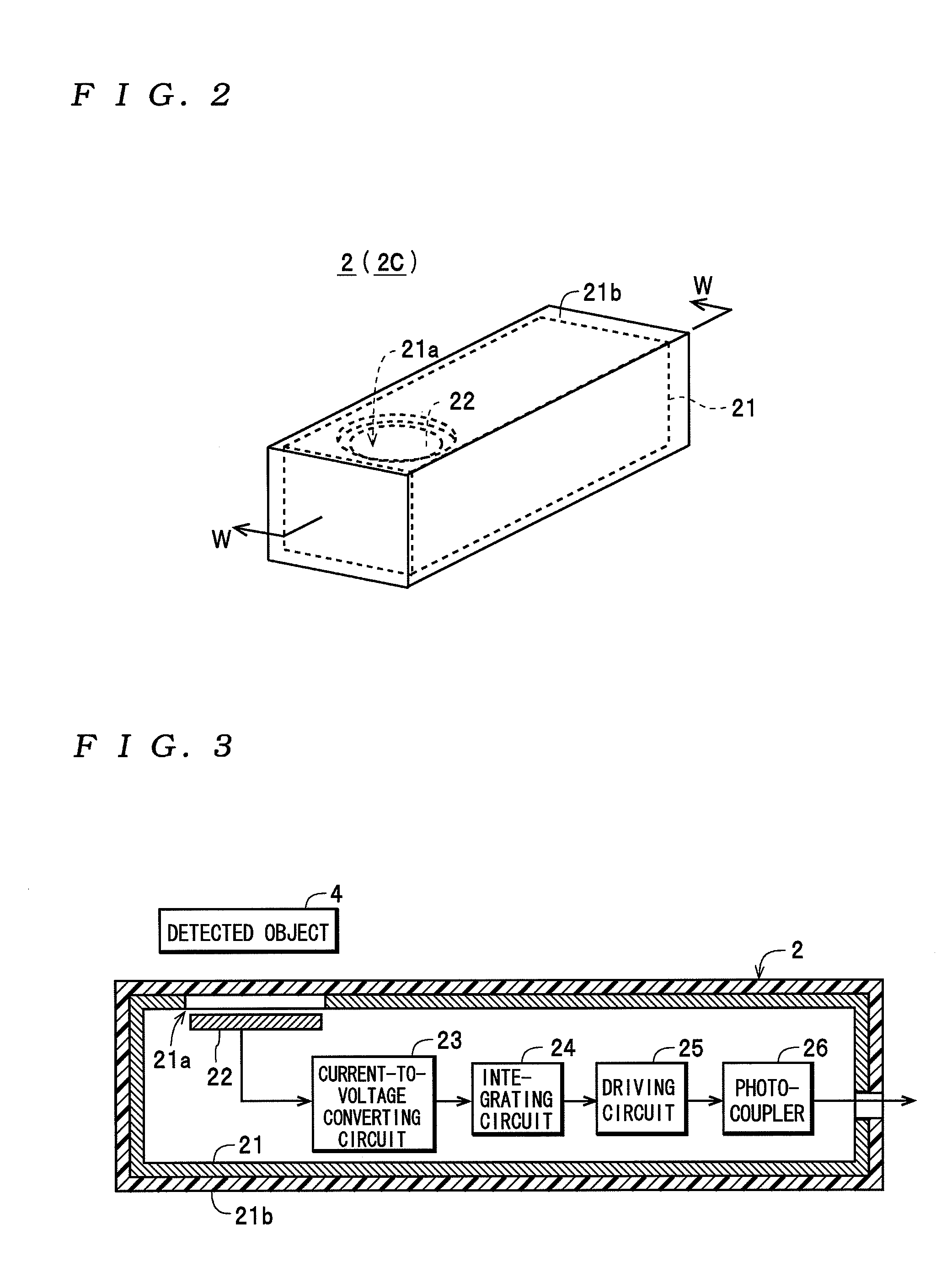 Voltage detecting apparatus and line voltage detecting apparatus having a detection electrode disposed facing a detected object