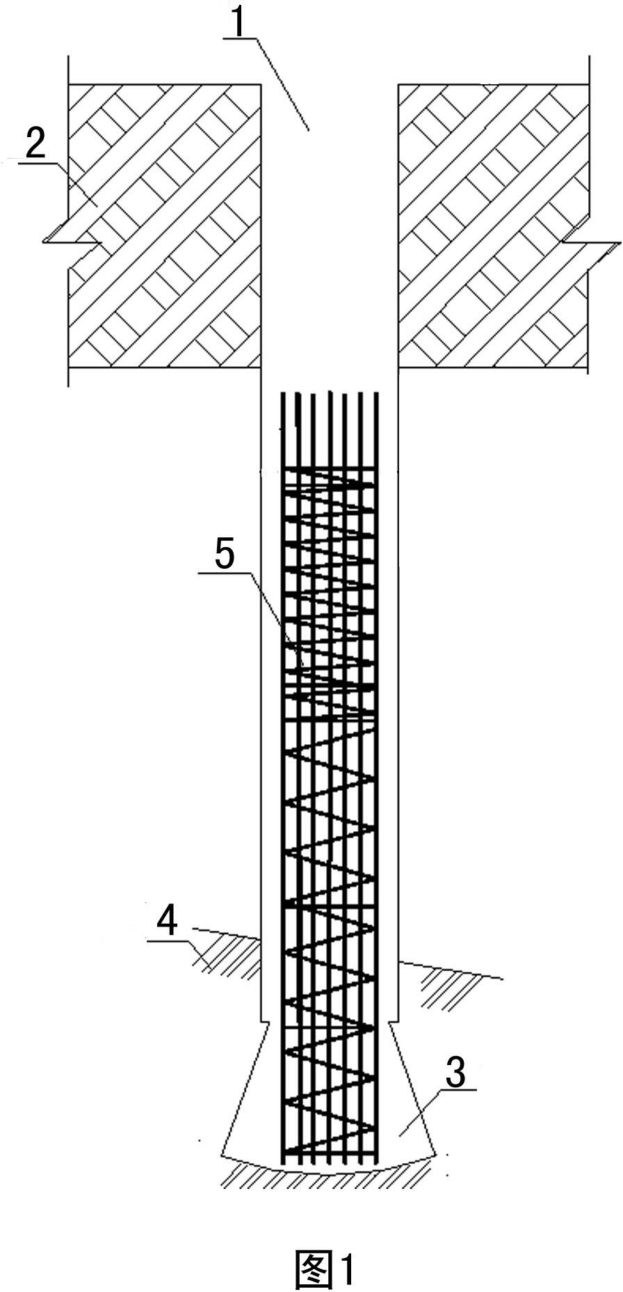 Method for constructing engineering pile by combining rotary drilling rig with manual pile base chambering