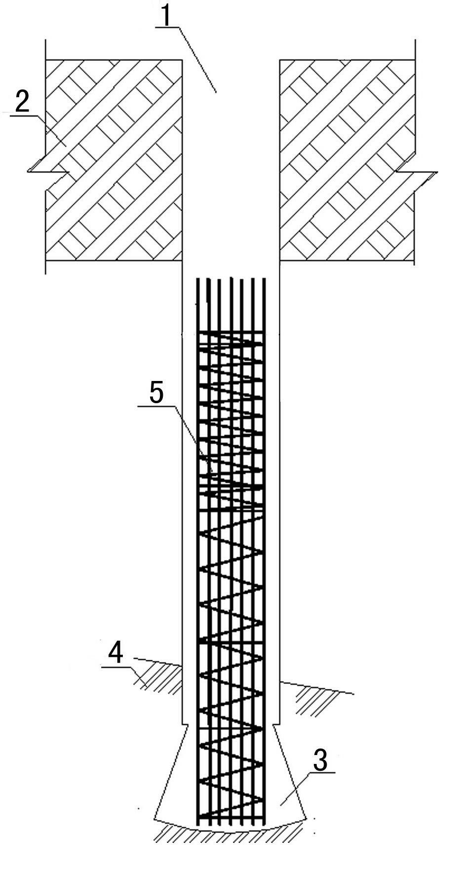 Method for constructing engineering pile by combining rotary drilling rig with manual pile base chambering