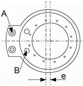 Synchronous gap adjusting and locking mechanism of particle molding machine