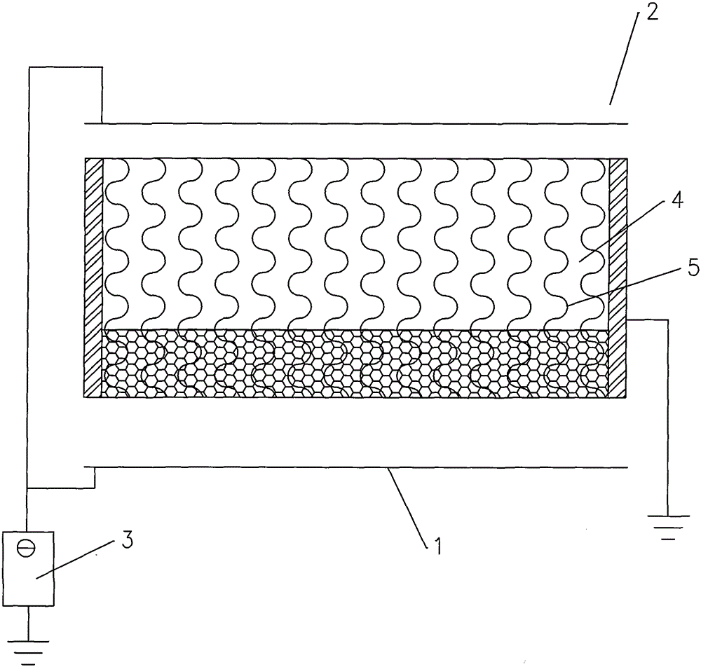 Runoff electrostatic water collection device and cooling tower with runoff electrostatic water collection device