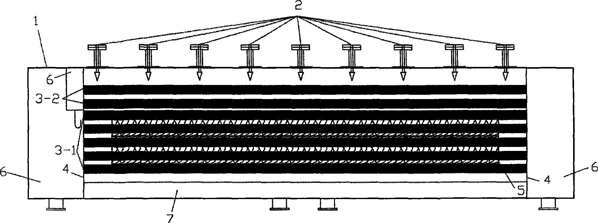 Low temperature multiple-effect seawater desalination evaporator and working method thereof