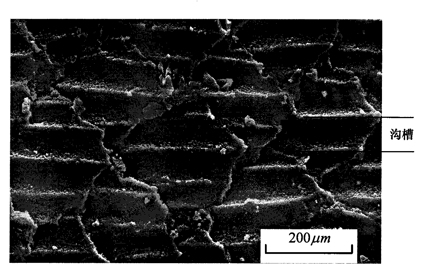 Manufacturing method of shark intimating covering having self-lubricating groove and composite anti-drag function