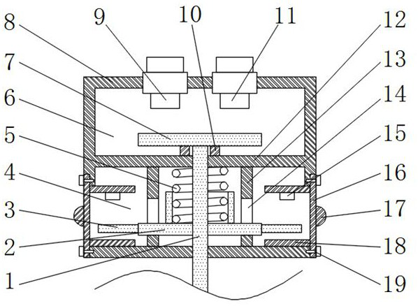 High-capacity relay with auxiliary contact isolation mechanism