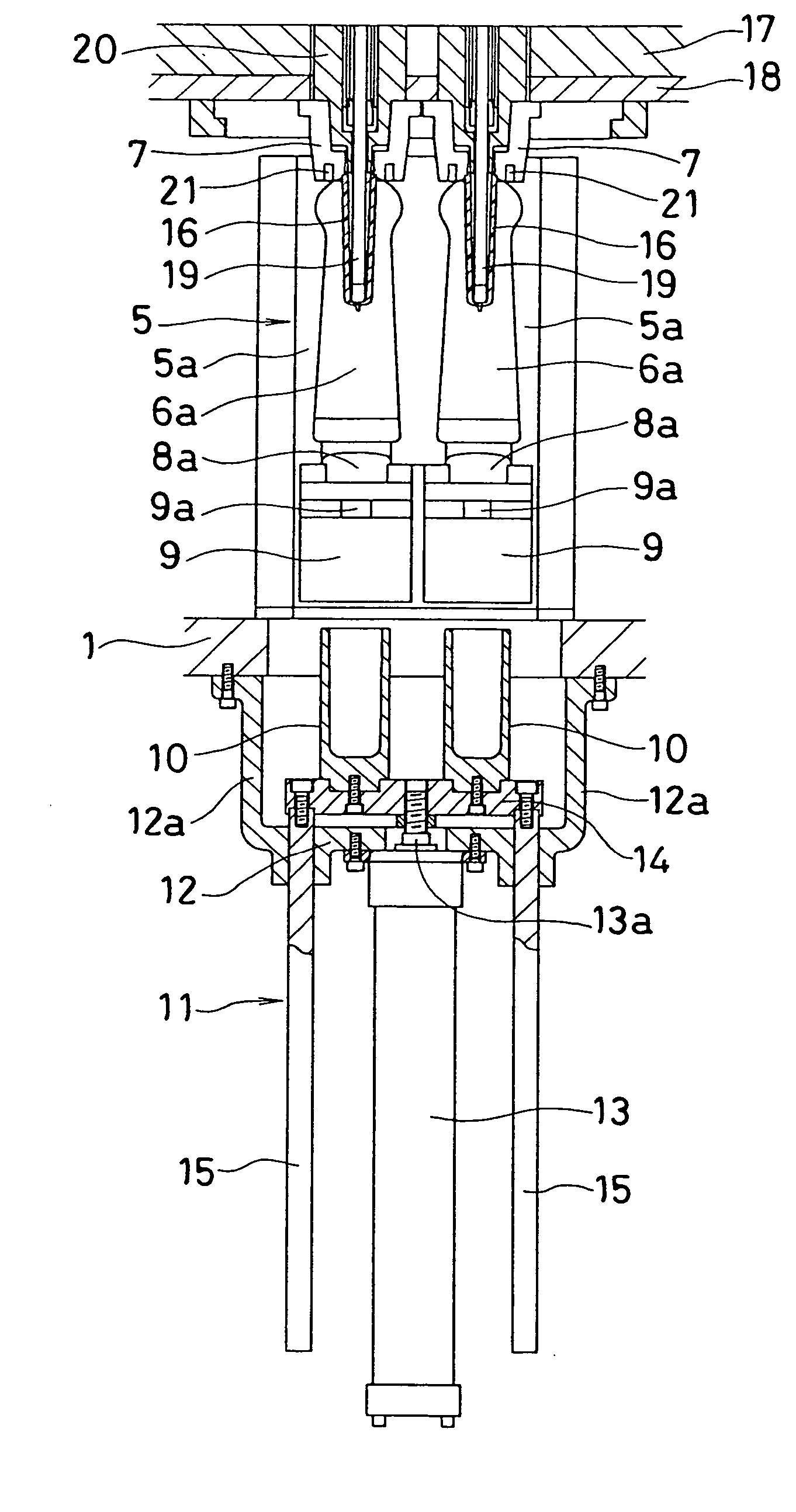 Mold device having a combination of molds for stretch blow molding