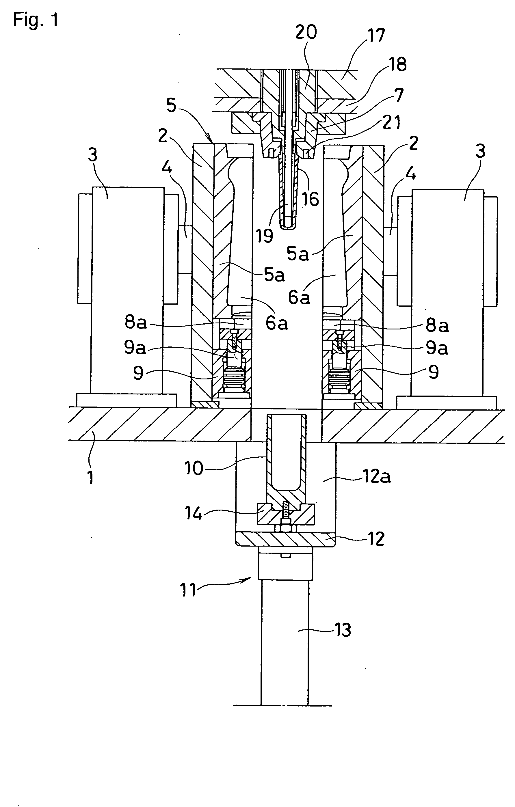 Mold device having a combination of molds for stretch blow molding