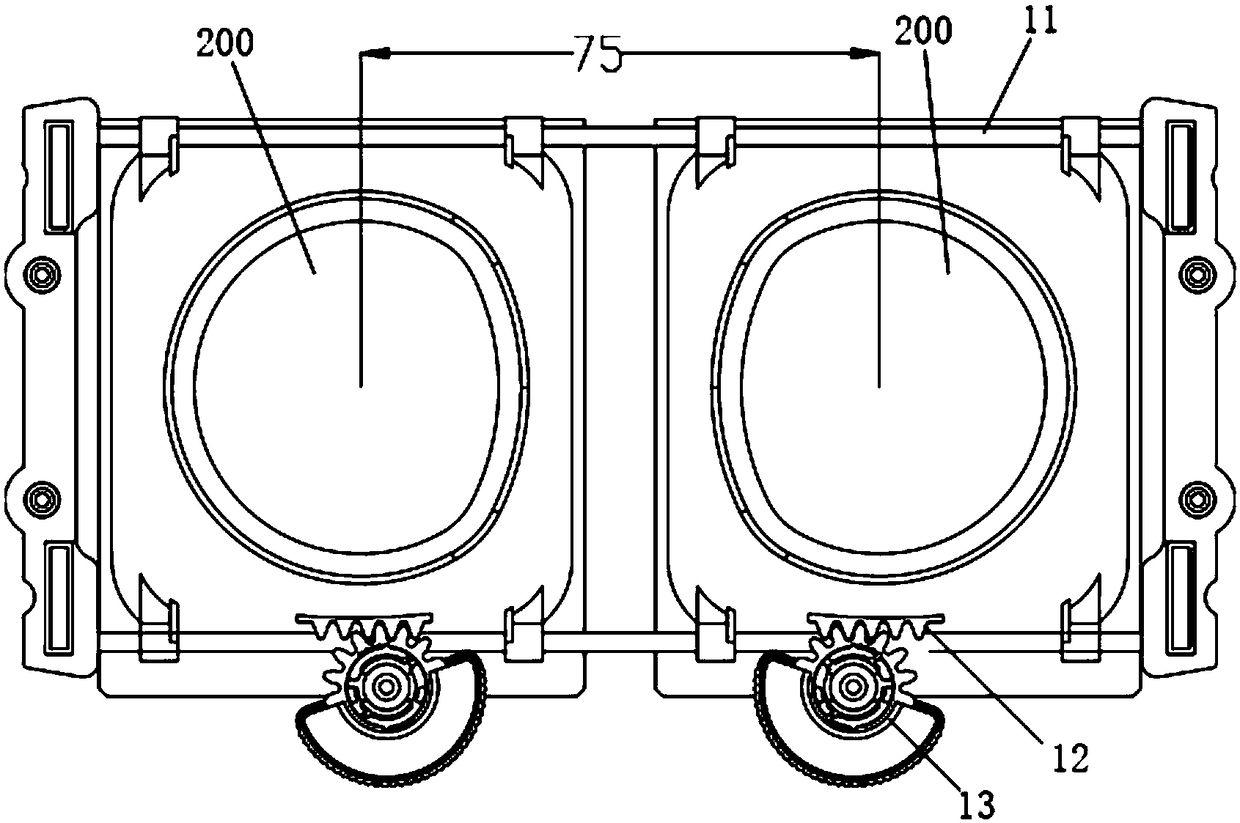 Interpupillary distance regulation device, head-wearing display device and step-by-step regulation mechanism