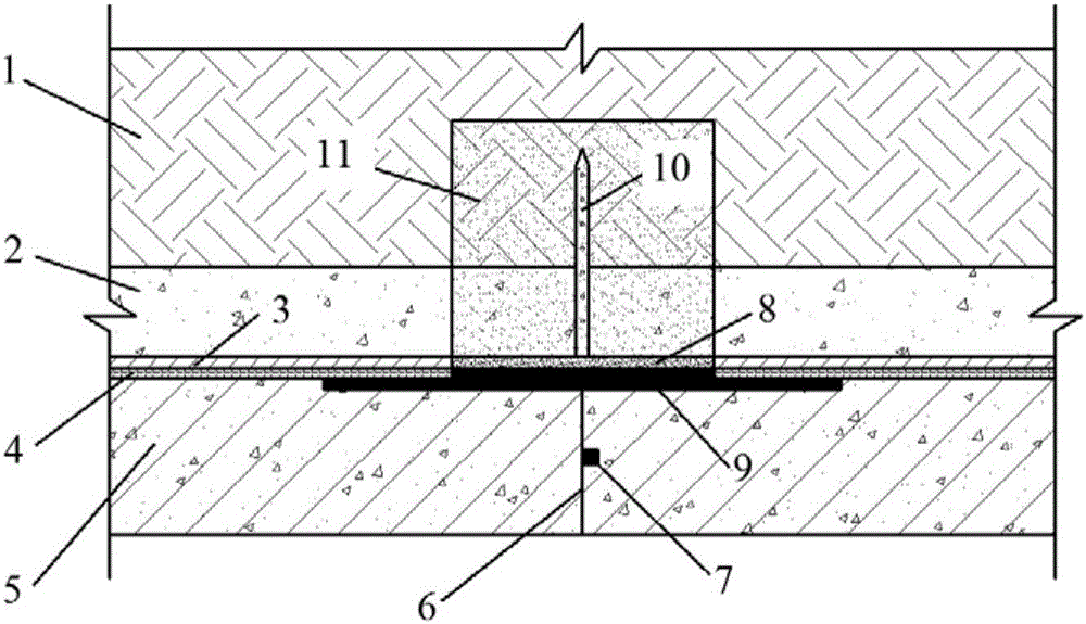 Tunnel waterproof division structure employing spraying waterproofing technology and implementing method thereof