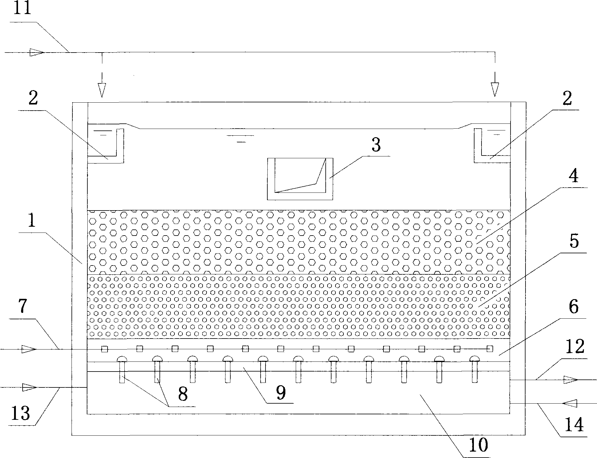 Downflow double-layer filter material aerating biological filter and method for using the filter chamber to process raw water