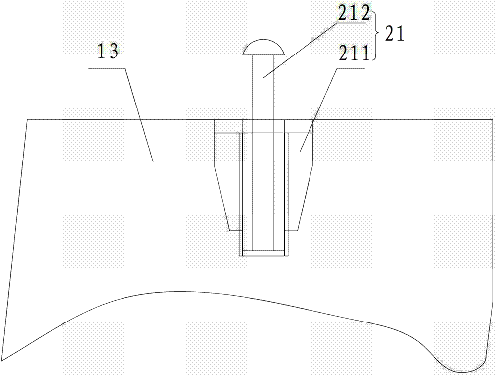 Connecting device for connecting concrete tower barrel and steel tower barrel