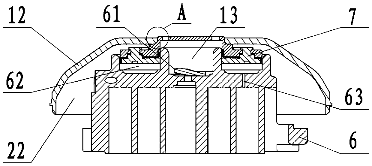 Scroll compressor with sealing assembly with silencing structure and fixedly connected with diaphragm plate
